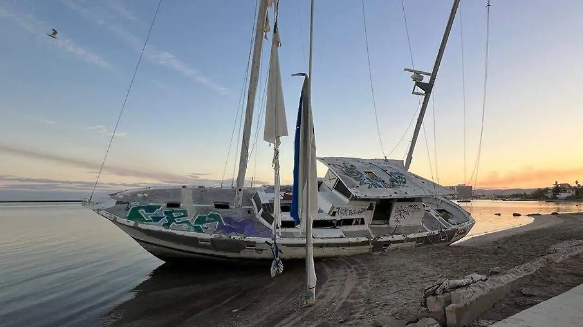 Embarcacion varada en la paz huracan 1